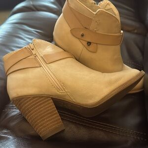 Size 8 XOXO women’s boots